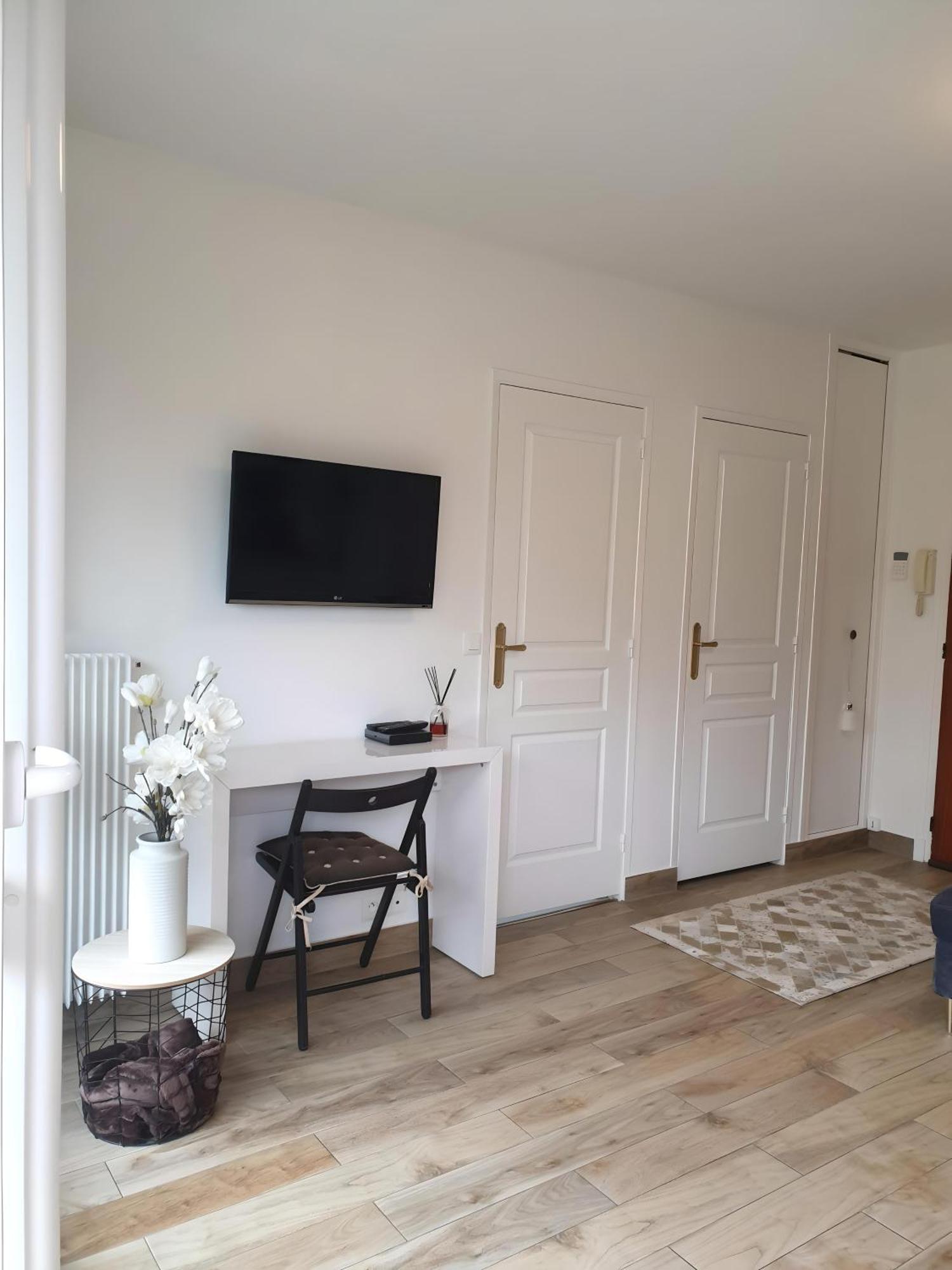 Appartement Avec Jardin Prive - 2 A 4 Voyageur Chaville Kültér fotó